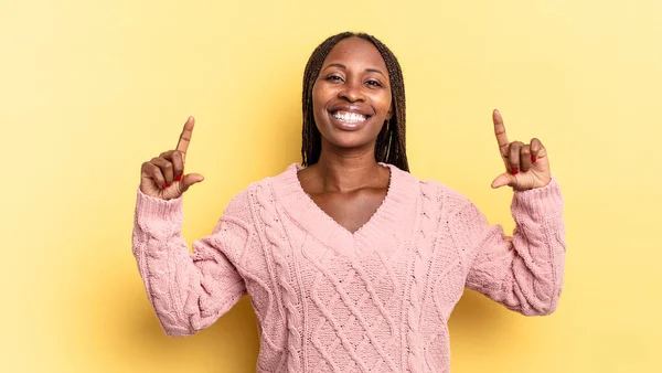 Afro Μαύρο Όμορφη Γυναίκα Πλαισιώνει Περιγράφει Δικό Του Χαμόγελο Και — Φωτογραφία Αρχείου