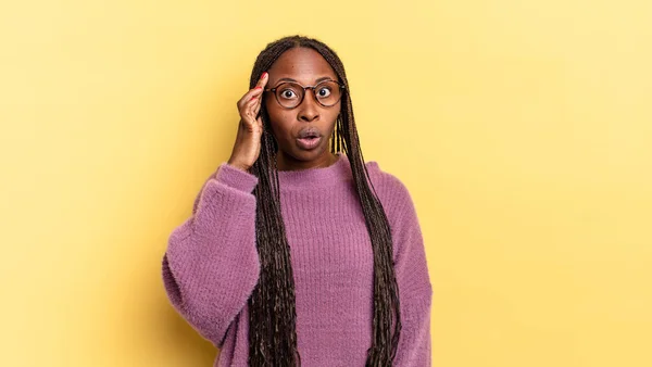 Mujer Bonita Negra Afro Mirando Sorprendida Con Boca Abierta Conmocionada —  Fotos de Stock