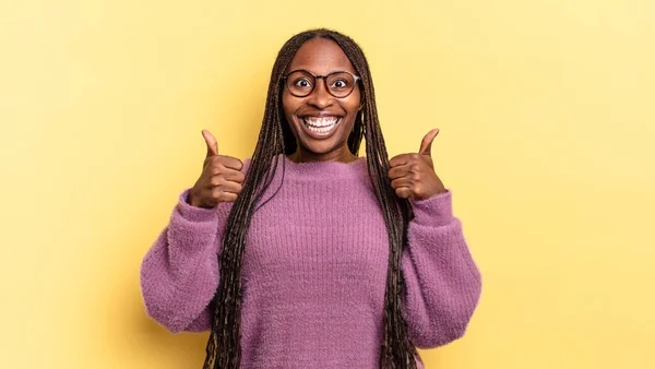 Afro Zwart Mooi Vrouw Glimlachen Breed Zoek Gelukkig Positief Zelfverzekerd — Stockfoto