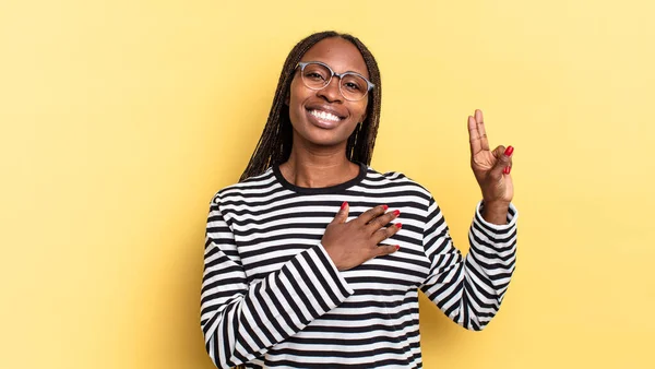 Afro Siyah Güzel Kadın Mutlu Kendinden Emin Güvenilir Görünüyor Gülümsüyor — Stok fotoğraf
