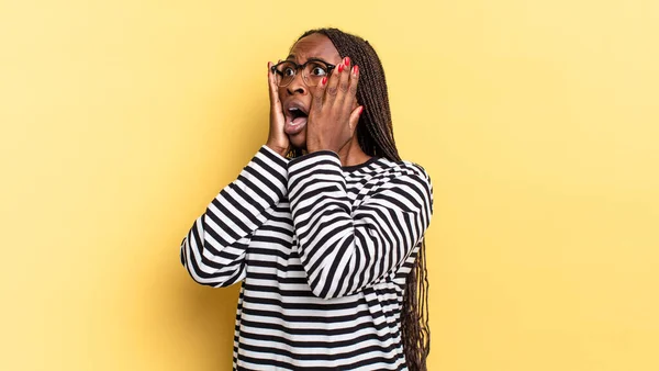 Afro Negro Bonita Mujer Sintiéndose Feliz Emocionado Sorprendido Mirando Lado —  Fotos de Stock