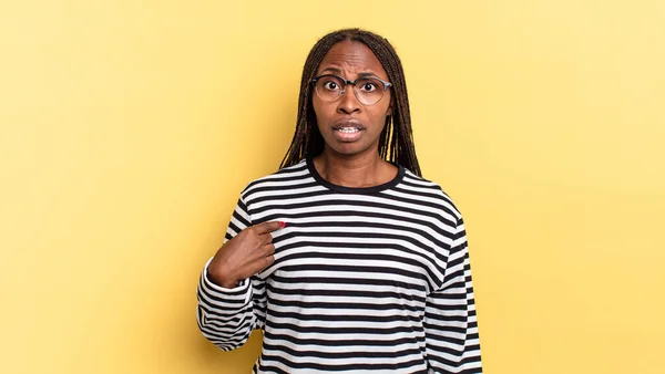 Afro Schwarze Hübsche Frau Die Sich Verwirrt Verwirrt Und Unsicher — Stockfoto