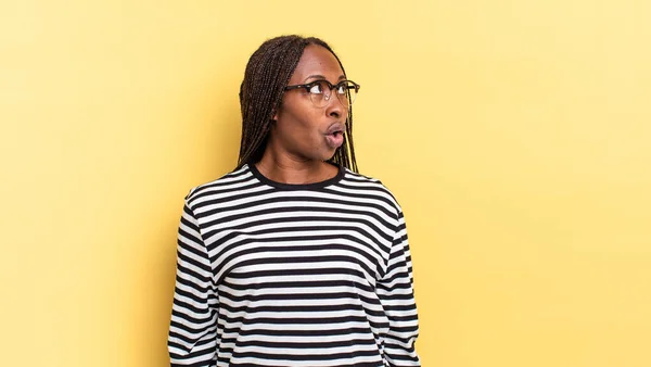 Afro Negro Bonita Mujer Sintiéndose Sorprendido Feliz Sorprendido Sorprendido Mirando —  Fotos de Stock