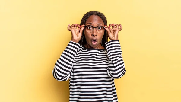 Afro Negro Bonita Mujer Sintiéndose Sorprendido Sorprendido Sorprendido Sosteniendo Gafas —  Fotos de Stock