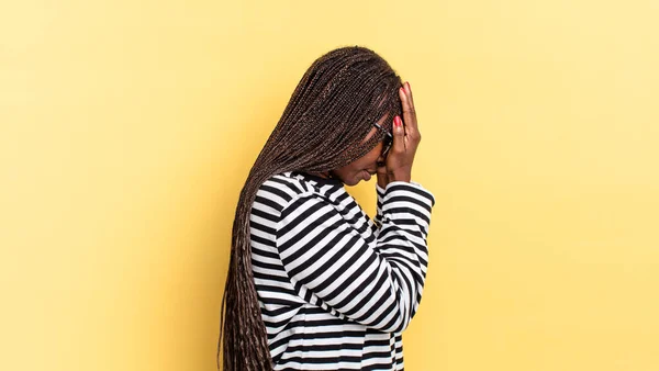 Afro Czarny Ładna Kobieta Przykrywa Oczy Rąk Smutnym Sfrustrowany Wygląd — Zdjęcie stockowe