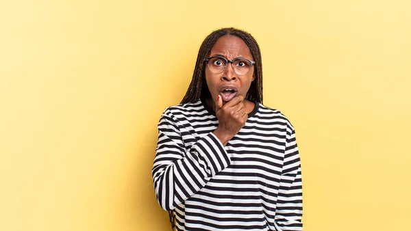 Afro Černá Hezká Žena Ústy Očima Dokořán Rukou Bradě Pocit — Stock fotografie