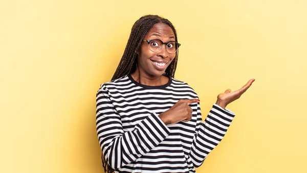 Mujer Bonita Negro Afro Sonriendo Alegremente Apuntando Copiar Espacio Palma —  Fotos de Stock