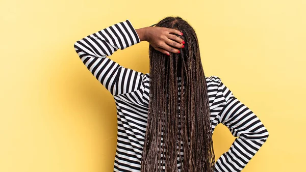 Afro Preto Bonita Mulher Sentindo Indolente Confuso Pensando Uma Solução — Fotografia de Stock