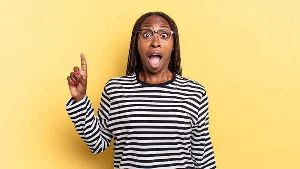 Afro Negro Bonita Mujer Sintiéndose Como Feliz Emocionado Genio Después —  Fotos de Stock