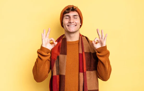 Joven Adolescente Buscando Concentrado Meditando Sintiéndose Satisfecho Relajado Pensando Haciendo — Foto de Stock