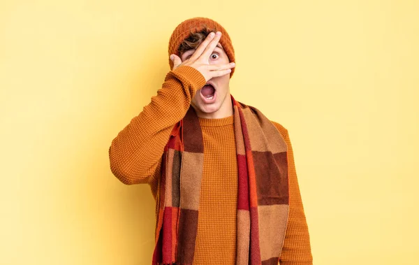 Jeune Garçon Adolescent Regardant Choqué Effrayé Terrifié Couvrant Visage Avec — Photo