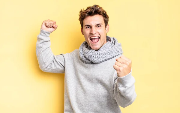 Jovem Adolescente Menino Gritando Triunfalmente Parecendo Animado Feliz Surpreso Vencedor — Fotografia de Stock