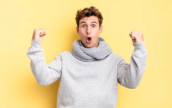 Joven Adolescente Chico Celebrando Increíble Éxito Como Ganador Mirando Emocionado —  Fotos de Stock