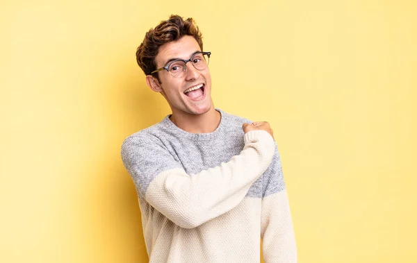 Joven Adolescente Sintiéndose Feliz Positivo Exitoso Motivado Cuando Enfrenta Desafío —  Fotos de Stock