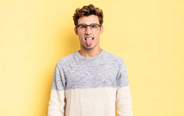 Joven Adolescente Sentirse Disgustado Irritado Sacando Lengua Detestando Algo Desagradable — Foto de Stock