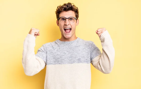 Jong Tiener Jongen Schreeuwen Agressief Met Een Boze Uitdrukking Met — Stockfoto