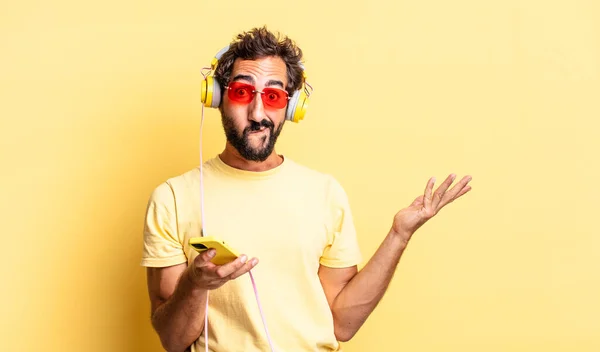 Expressivo Homem Louco Sentindo Intrigado Confuso Duvidar Com Fones Ouvido — Fotografia de Stock