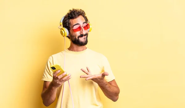 Uttrycksfull Galen Man Ler Glatt Känner Sig Glad Och Visar — Stockfoto