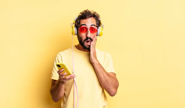 Expressieve Gekke Man Voelt Zich Geschokt Bang Met Een Koptelefoon — Stockfoto