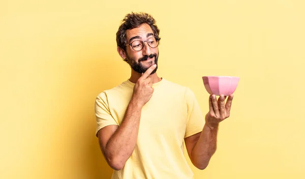 Expressivo Louco Homem Sorrindo Feliz Sonhando Acordado Duvidar Segurando Pote — Fotografia de Stock