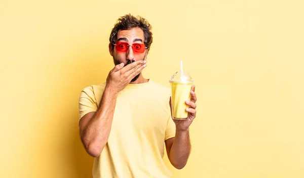 Homme Fou Expressif Couvrant Bouche Avec Les Mains Avec Choc — Photo