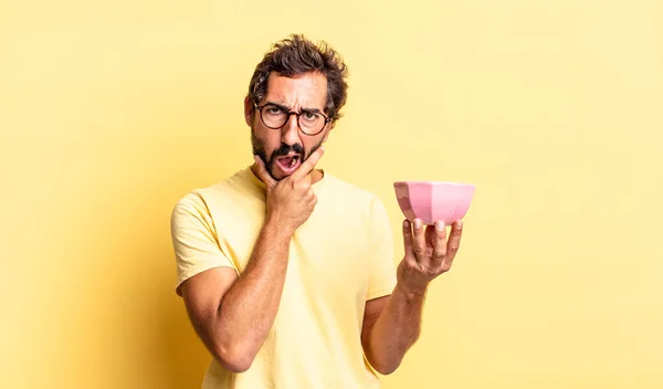 Uomo Pazzo Espressivo Con Bocca Gli Occhi Spalancati Mano Sul — Foto Stock