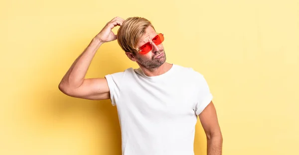Hombre Adulto Rubio Sintiéndose Desconcertado Confundido Rascándose Cabeza Usando Gafas — Foto de Stock