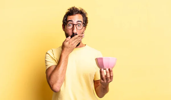 Uttrycksfull Galen Man Täcka Munnen Med Händerna Med Chockad Och — Stockfoto