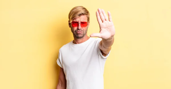 Blonder Erwachsener Mann Mit Ernster Miene Und Offener Handfläche Macht — Stockfoto