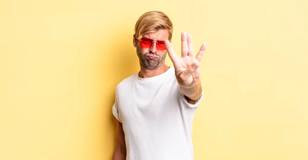 Loiro Adulto Homem Sorrindo Olhando Amigável Mostrando Número Quatro Vestindo — Fotografia de Stock