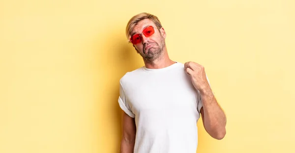 Blonder Erwachsener Mann Der Arrogant Erfolgreich Positiv Und Stolz Aussieht — Stockfoto