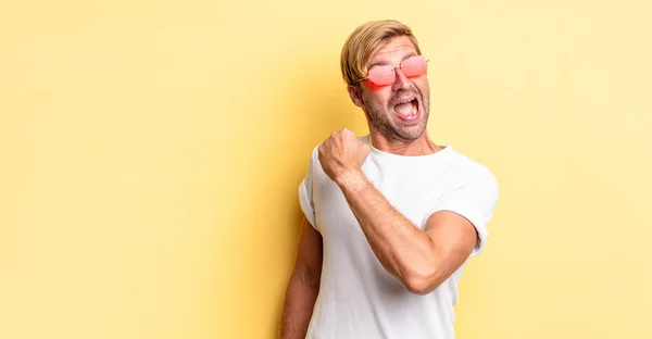 Blonder Erwachsener Mann Der Sich Glücklich Fühlt Und Vor Einer — Stockfoto