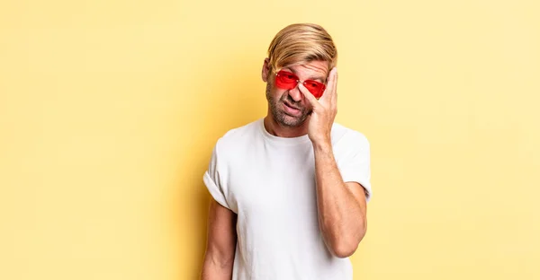 Blonder Erwachsener Mann Der Sich Gelangweilt Frustriert Und Schläfrig Fühlt — Stockfoto