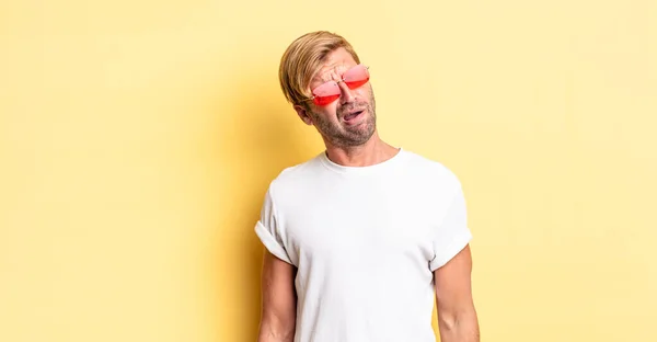 Blonder Erwachsener Mann Verwirrt Und Verwirrt Und Trägt Sonnenbrille — Stockfoto