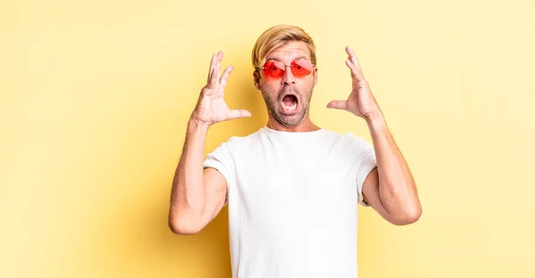 Blonder Erwachsener Mann Schreit Mit Erhobenen Händen Der Luft Und — Stockfoto