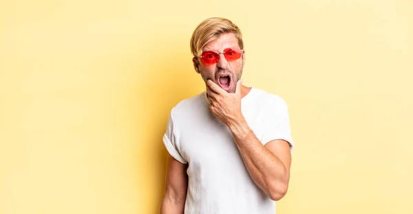 Blonder Erwachsener Mann Mit Weit Aufgerissenem Mund Und Augen Die — Stockfoto