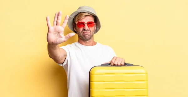 Blonder Erwachsener Mann Mit Ernstem Blick Und Offener Handfläche Der — Stockfoto