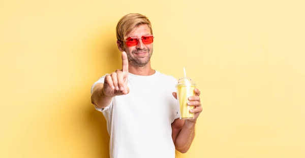 Loiro Adulto Homem Sorrindo Orgulhosamente Confiantemente Fazendo Número Com Milkshake — Fotografia de Stock