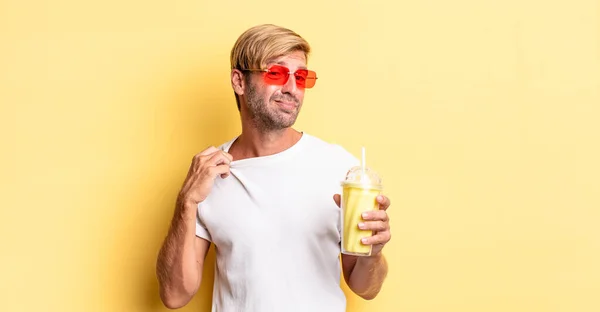 Blond Vuxen Man Stressad Orolig Trött Och Frustrerad Milkshake — Stockfoto