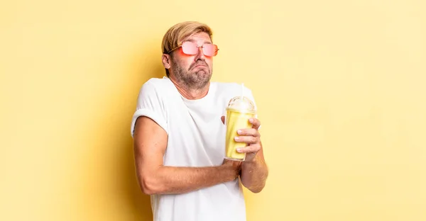Sarışın Yetişkin Bir Adam Omuz Silkiyor Milkshake Kafası Karışık Kararsız — Stok fotoğraf