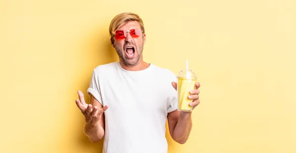 Blond Vuxen Man Ser Arg Irriterad Och Frustrerad Med Milkshake — Stockfoto