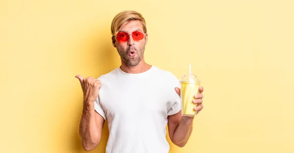 Blond Vuxen Man Ser Förvånad Misstro Med Milkshake — Stockfoto