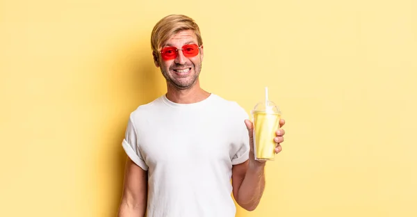 Blond Vuxen Man Ser Glad Och Positivt Överraskad Med Milkshake — Stockfoto