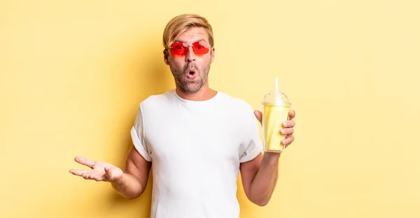 Loira Adulto Homem Sentindo Extremamente Chocado Surpreso Com Milkshake — Fotografia de Stock