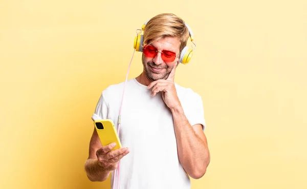 Blond Volwassen Man Glimlachen Gelukkig Dagdromen Twijfelen Met Een Koptelefoon — Stockfoto