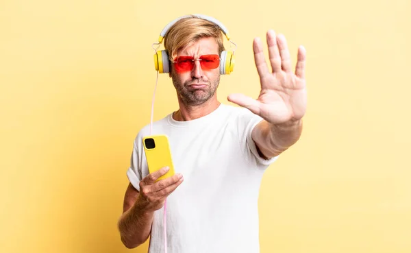 Blond Volwassen Man Kijken Serieus Tonen Open Palm Maken Stop — Stockfoto