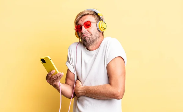 Hombre Adulto Rubio Encogiéndose Hombros Sintiéndose Confundido Incierto Con Auriculares —  Fotos de Stock