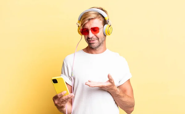 Blond Volwassen Man Glimlachen Vrolijk Zich Gelukkig Voelen Het Tonen — Stockfoto