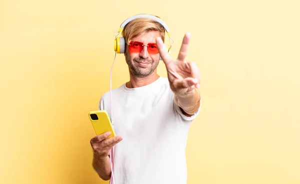 Blond Volwassen Man Glimlachend Zoek Vriendelijk Tonen Nummer Twee Met — Stockfoto