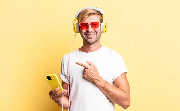 Blond Vuxen Man Ler Glatt Känner Sig Glad Och Pekar — Stockfoto